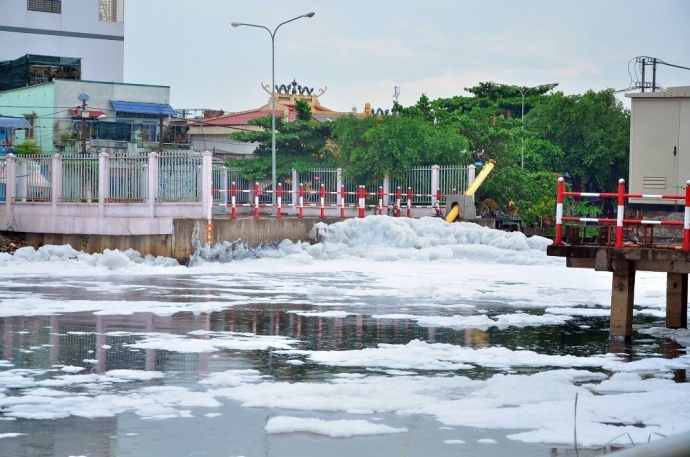 [-]Ngỡ[-]ngàng[-]"tuyết"[-]phủ[-]trắng[-]xóa[-]kênh[-]Tàu[-]Hủ[-]sau[-]cơn[-]mưa